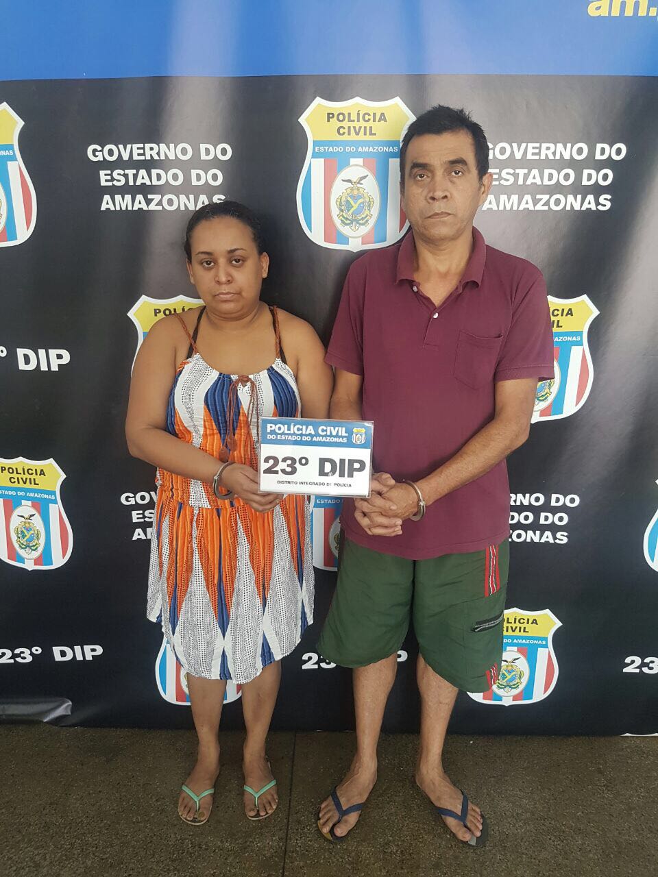 Casal é preso acusado de vender drogas em praça de alimentação em Manaus