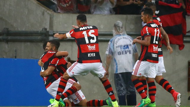 Flamengo vence Atlético-PR no Maracanã e lidera grupo na Libertadores