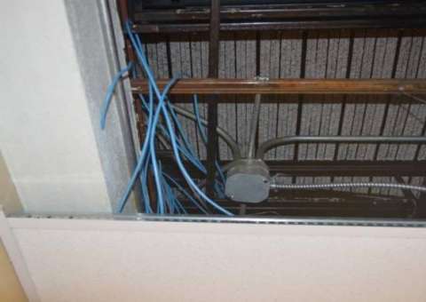 Detentos conseguem montar computador com internet dentro da prisão