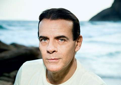 Ex-galã Mário Gomes vende batata frita e sanduíches na praia