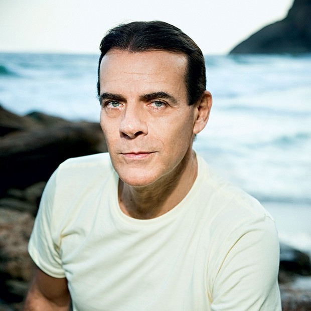 Ex-galã Mário Gomes vende batata frita e sanduíches na praia