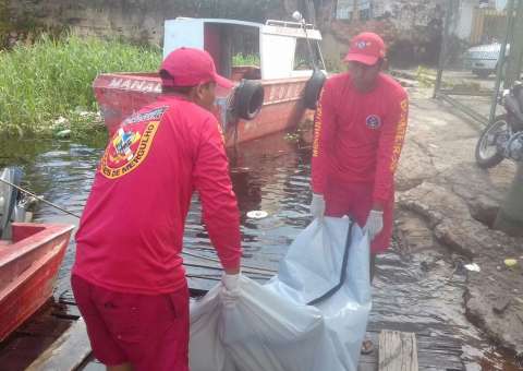 Em Manaus, corpo de canoeiro desaparecido durante assalto é encontrado em rio 