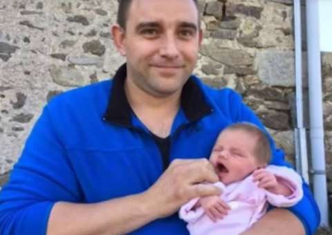 Vila francesa registra primeiro nascimento em meio século