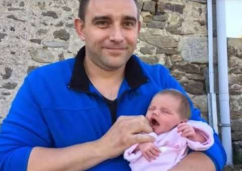 Vila francesa registra primeiro nascimento em meio século