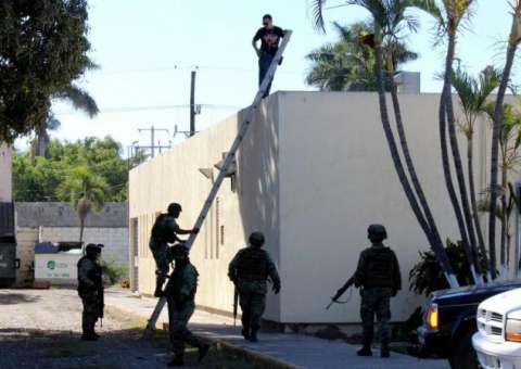 Corpo é jogado de avião e cai sobre hospital no México