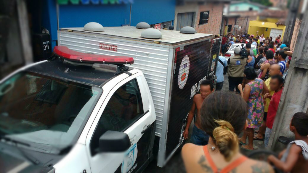 Homem é assassinado com tiro no olho em beco de Manaus