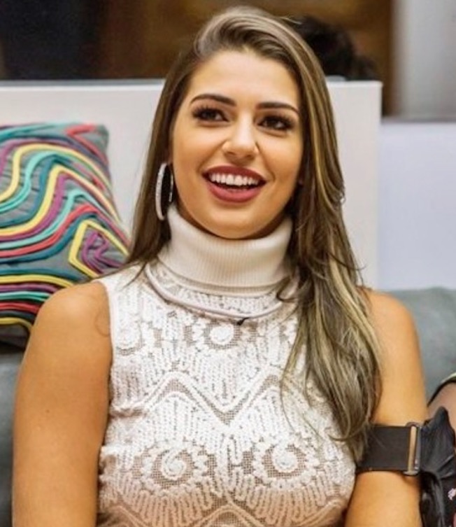 Torcida de Vivian lota Largo de São Sebastião para assistir final do BBB 17