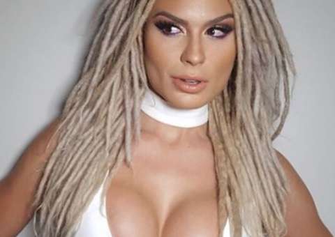   Ex-Mendigata Fernanda Lacerda posa sem sutiã em foto provocante