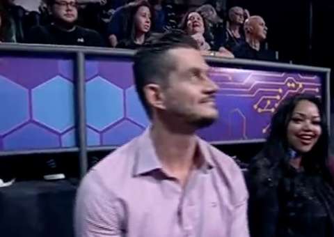 Após mistério, Marcos comparece à final do BBB 17