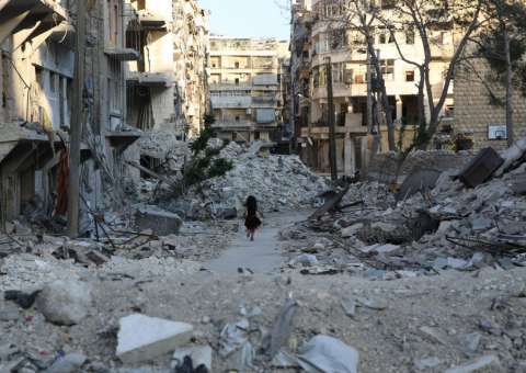 Governo da Síria e rebeldes começam a transferir população de áreas sitiadas