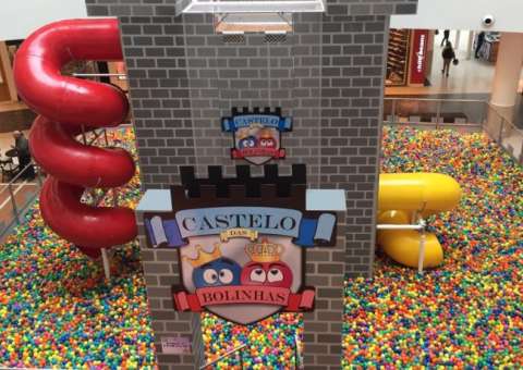 Coelhinho da páscoa e castelo de bolinhas são atrações de shopping em Manaus