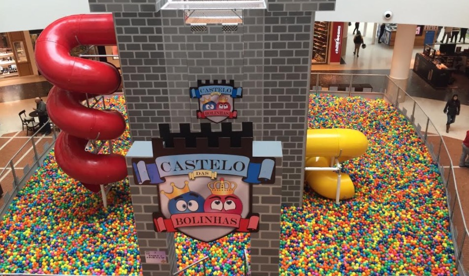 Coelhinho da páscoa e castelo de bolinhas são atrações de shopping em Manaus