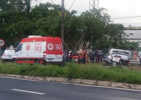 Homem perde controle do carro e capota em rodovia de Manaus