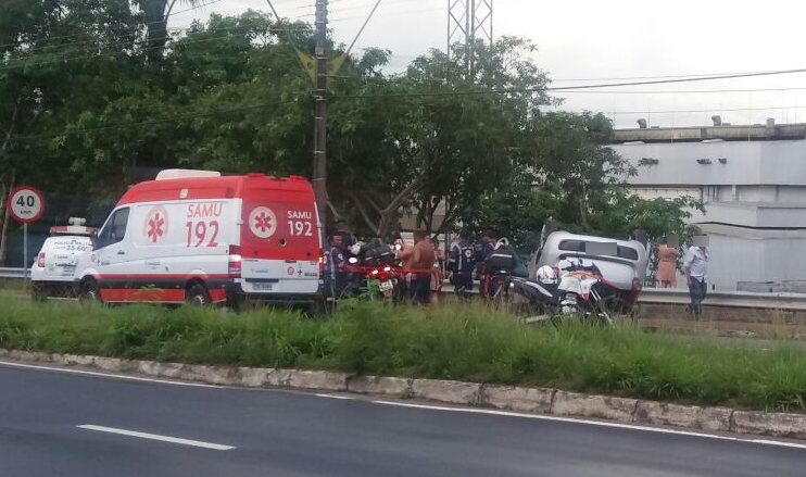 Homem perde controle do carro e capota em rodovia de Manaus