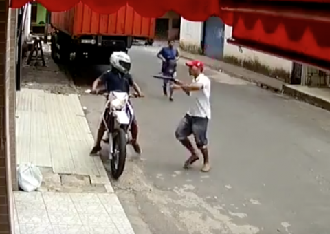 Vídeo: Homem é surpreendido por dupla e tem moto roubada em Manaus