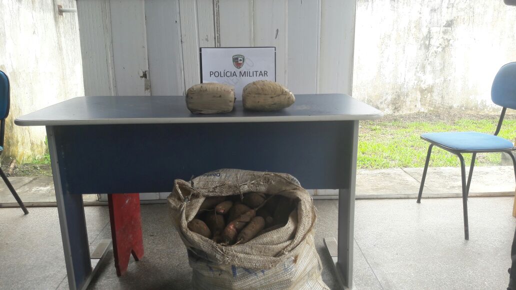 Sacos de macaxeira são usados para esconder drogas em barco no AM