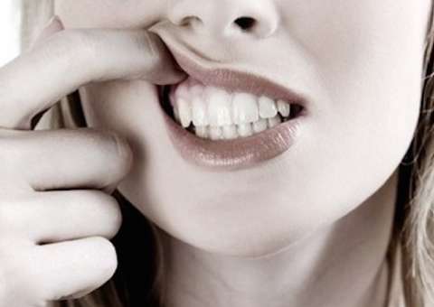 Cicatrizante e antisséptica, planta trata aftas e gengivites 