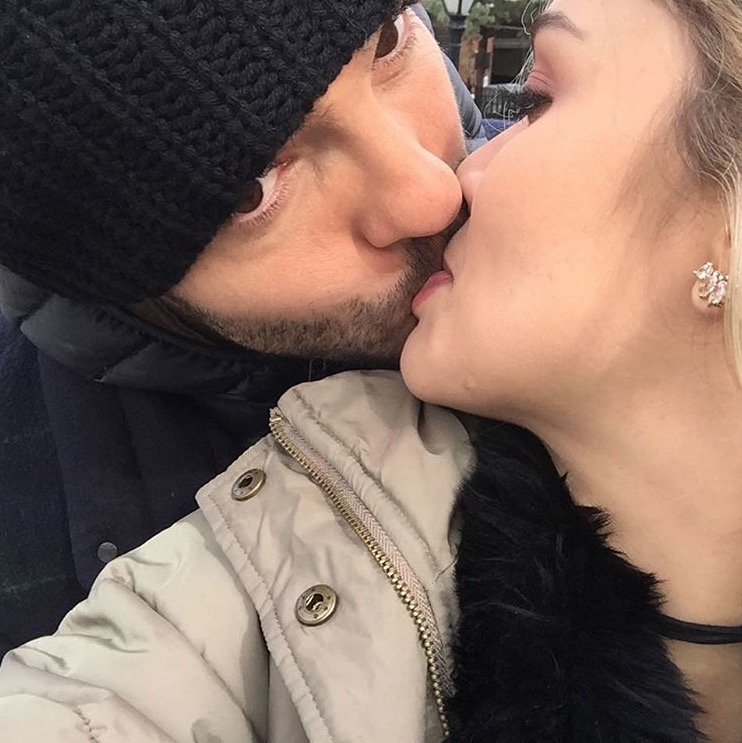  Kaká posta foto beijando noiva, é criticado e rebate seguidor 