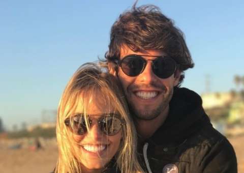  Kaká posta foto beijando noiva, é criticado e rebate seguidor 