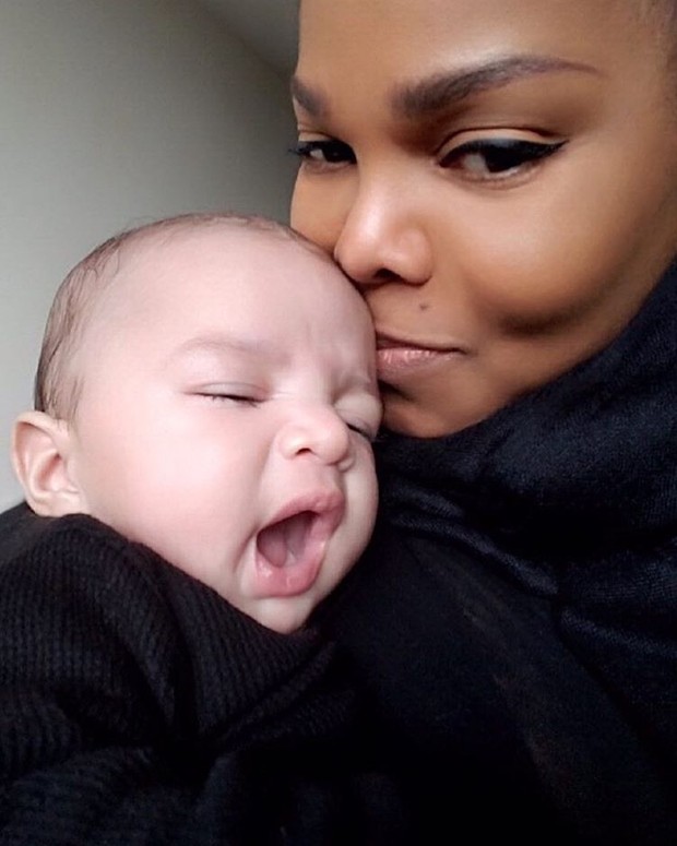  Aos 50 anos, Janet Jackson publica primeira foto do filho de 4 meses