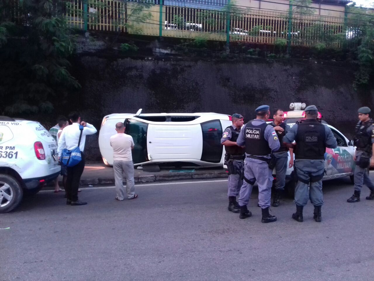 Trio sequestra taxista e obriga vítima a dirigir durante assaltos em Manaus