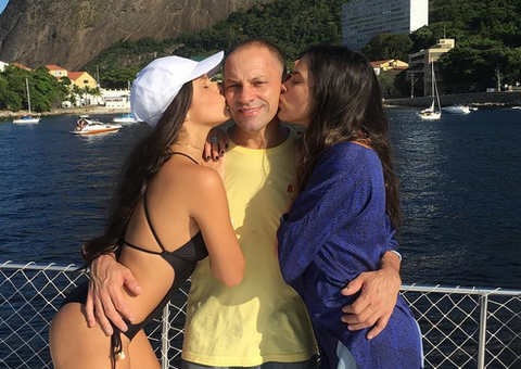 Milionária, Emilly ostenta em passeio de iate no RJ