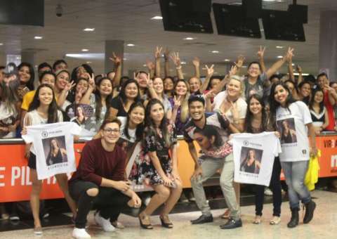 Fãs de Vivian Amorim aguardam sua chegada no Aeroporto Internacional de Manaus