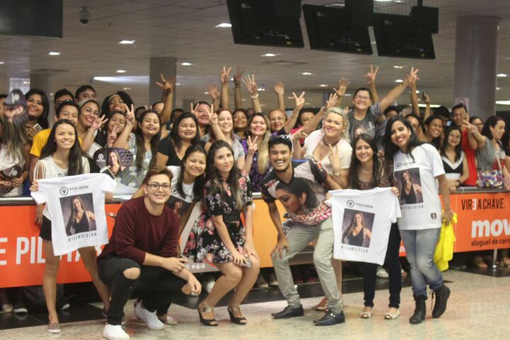 Fãs de Vivian Amorim aguardam sua chegada no Aeroporto Internacional de Manaus