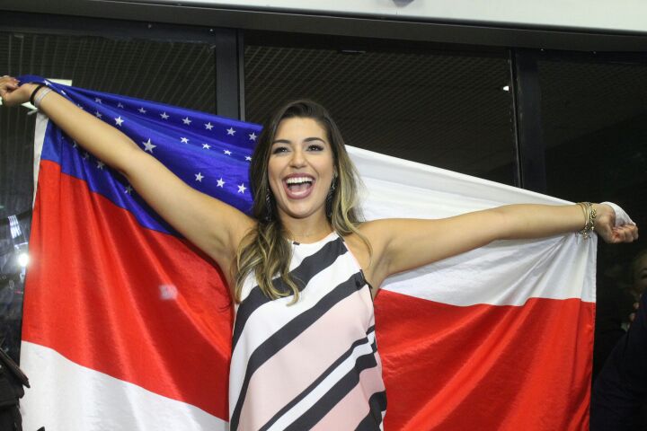 Ex-BBB Vivian chega a Manaus e é recepcionada por multidão de fãs