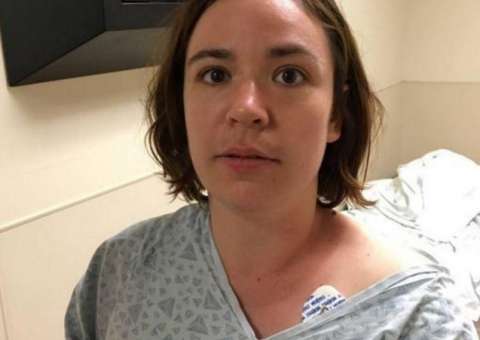 Com os dedos colados, mulher diz que é sereia 