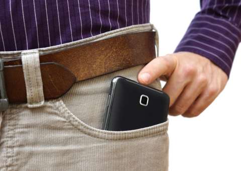 Celular no bolso da frente pode deixar homens inférteis, segundo pesquisa