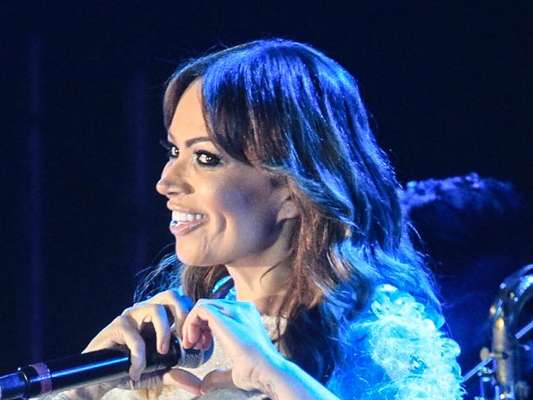 Solange Almeida é provocada em show e dá resposta curta e grossa