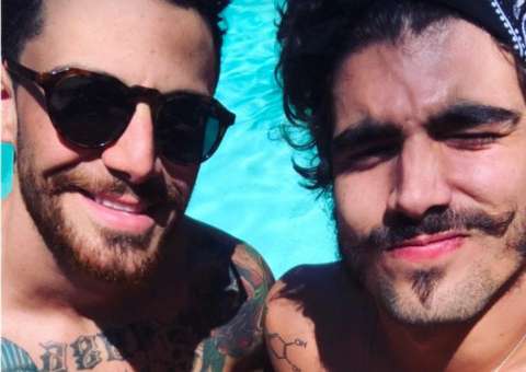 Caio Castro e Felipe Tito enlouquecem seguidoras com foto de sunga 