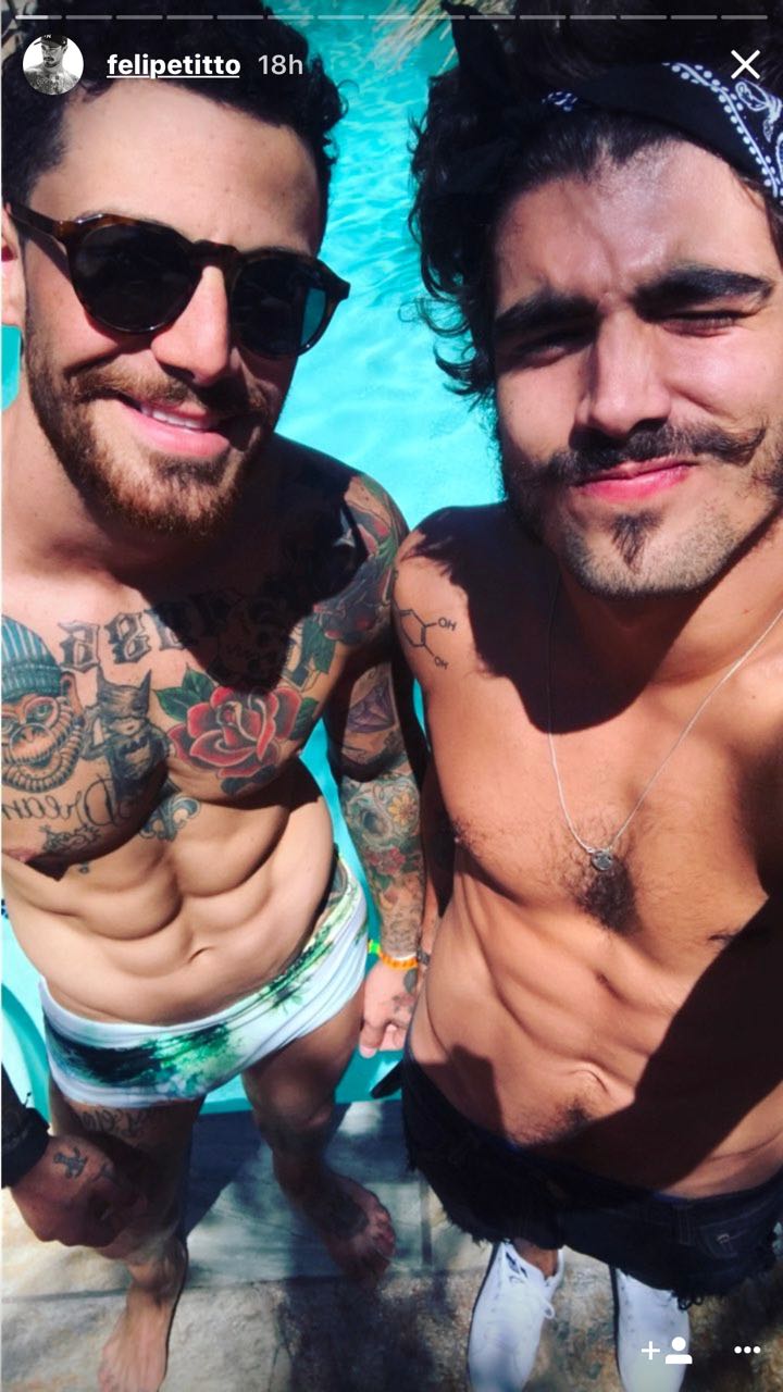 Caio Castro e Felipe Tito enlouquecem seguidoras com foto de sunga 