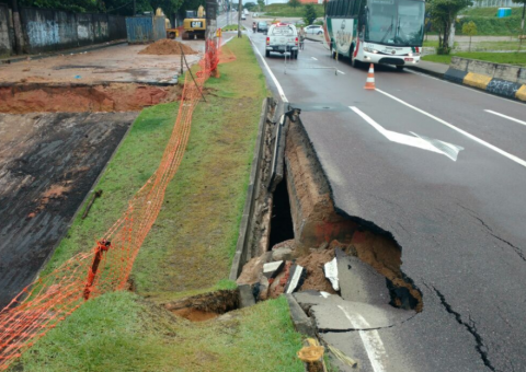 Dez dias após cratera se abrir, avenida continua desabando em Manaus