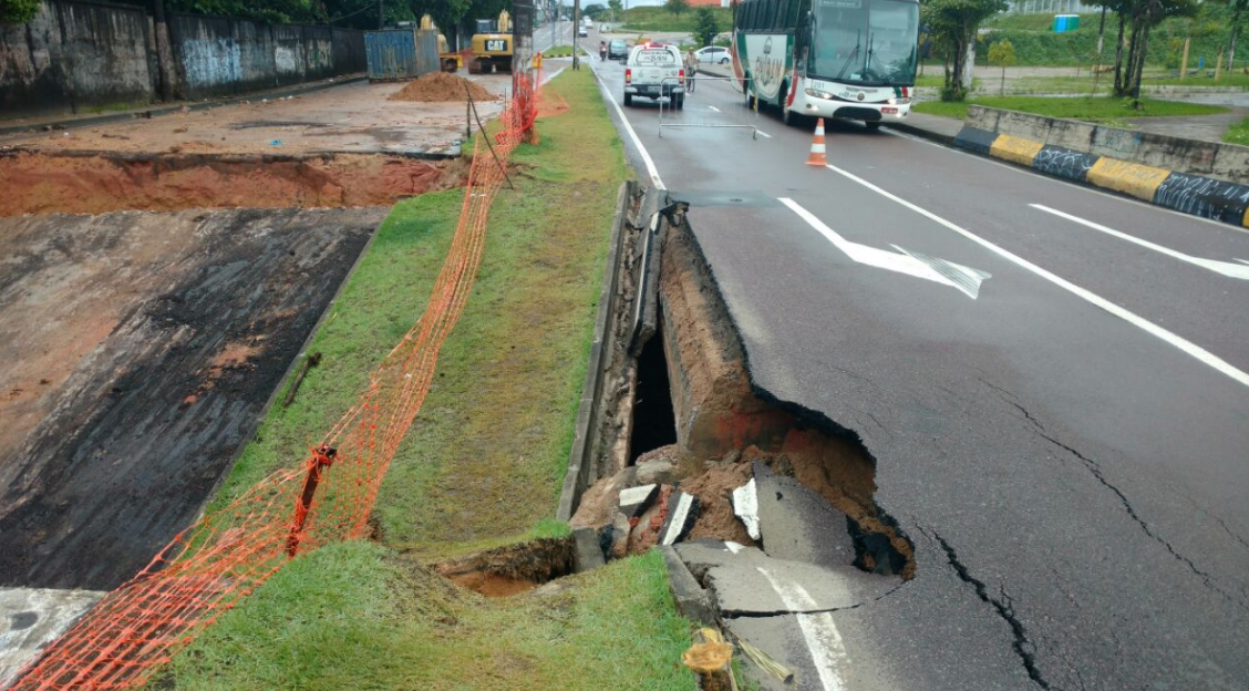 Dez dias após cratera se abrir, avenida continua desabando em Manaus