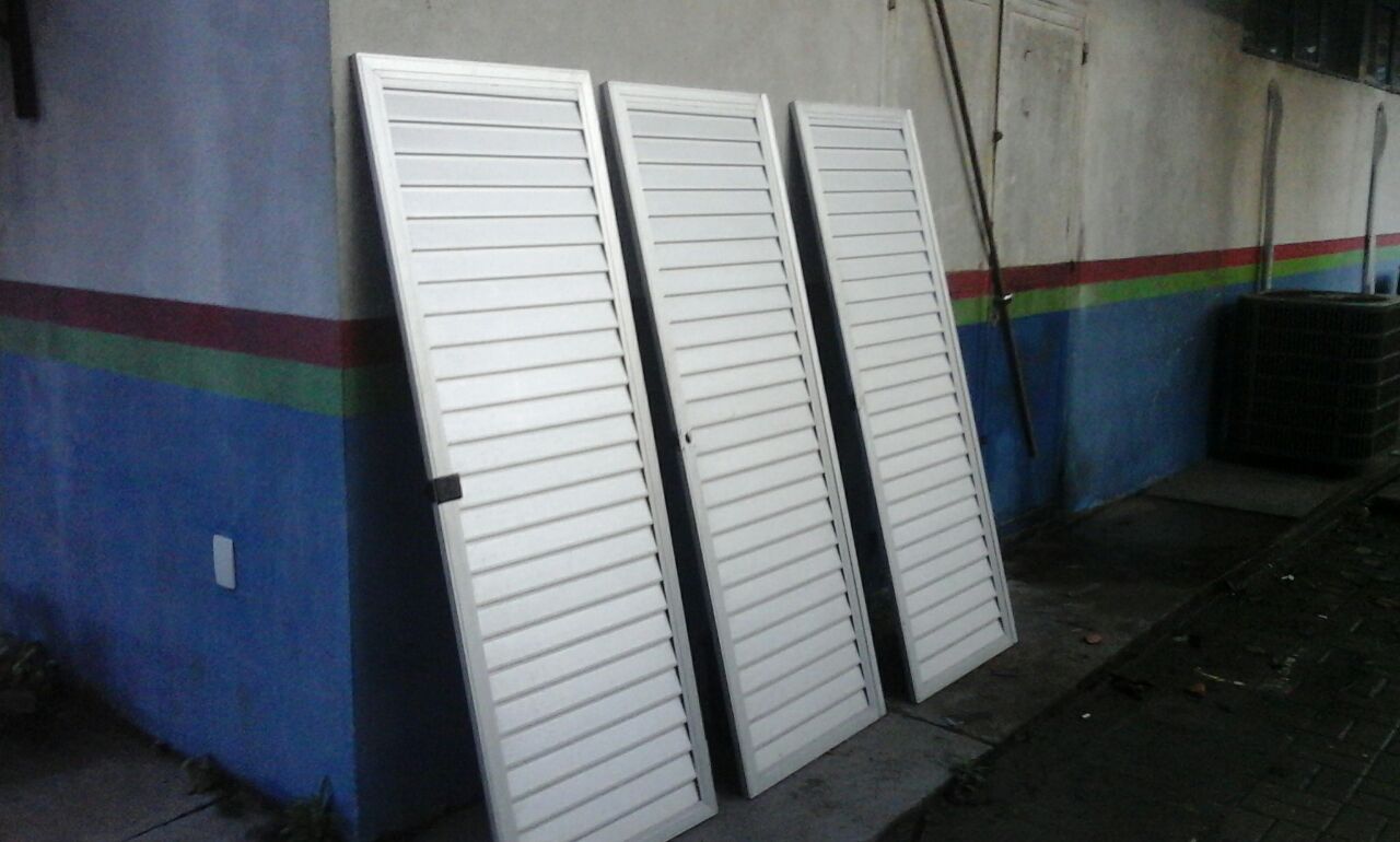 Homem é preso tentando roubar portas de alumínio de dentro do Ciops 