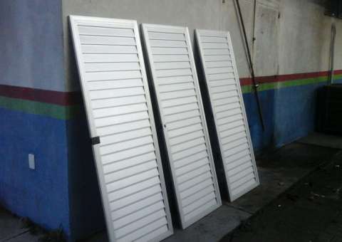 Homem é preso tentando roubar portas de alumínio de dentro do Ciops 