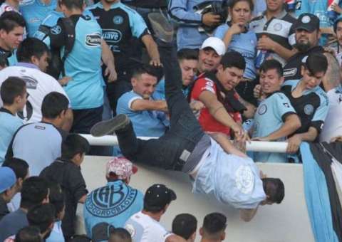Torcedor argentino morre ao ser arremessado de arquibancada durante confusão 