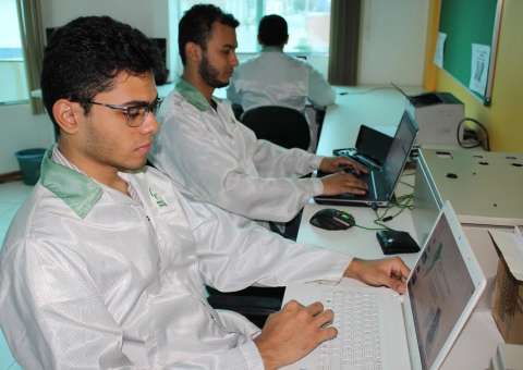 Em Manaus, projeto auxilia consumidores a reduzir custos de energia elétrica 