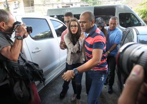 Ex-BBB Emilly chega a delegacia para depor sobre caso de agressão