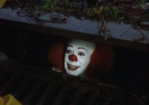 Palhaço aparece em bueiro nos EUA e assusta moradores