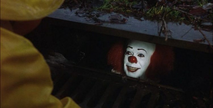 Palhaço aparece em bueiro nos EUA e assusta moradores