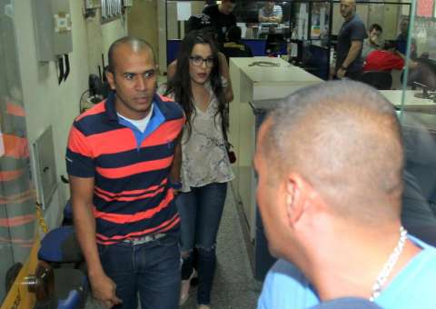 Emilly deixa delegacia após mais de 3 horas de depoimento