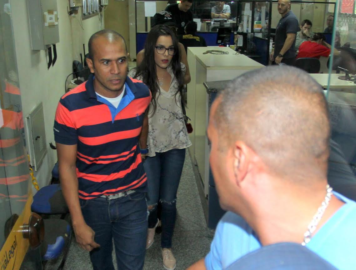 Emilly deixa delegacia após mais de 3 horas de depoimento