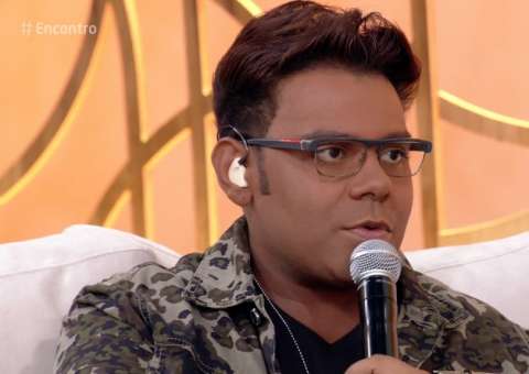 Cantor Pablo aparece atendendo celular no “Encontro” ao vivo e agita web