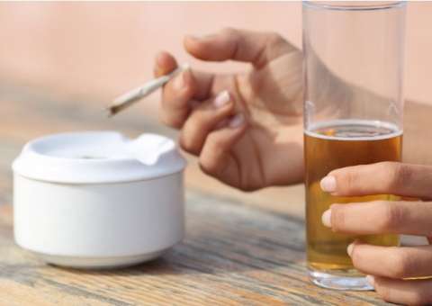 Entenda o que acontece no cérebro de quem mistura álcool com maconha