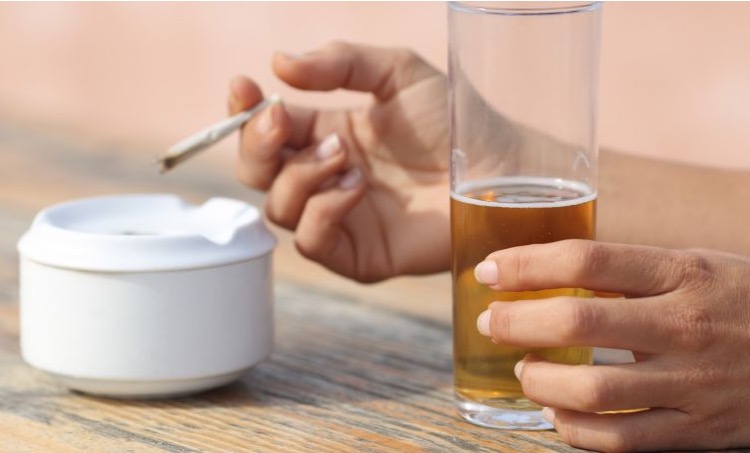 Entenda o que acontece no cérebro de quem mistura álcool com maconha