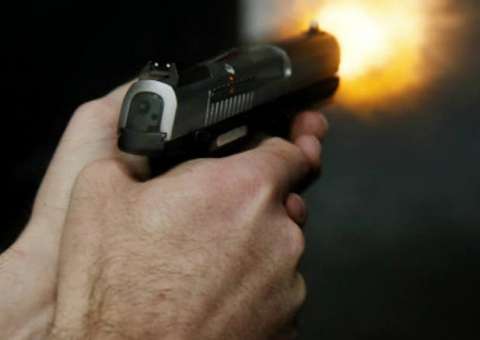 Adolescente de 14 anos atira em rival por garota em Manaus