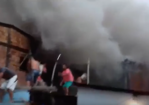 Incêndio destrói residência na zona Oeste de Manaus